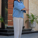 Tenue decontractee en chemise fluide et pantalon elegent