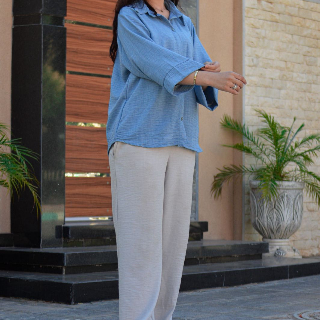 Tenue decontractee en chemise fluide et pantalon elegent