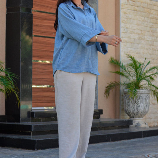 Tenue decontractee en chemise fluide et pantalon elegent