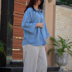 Tenue decontractee en chemise fluide et pantalon elegent