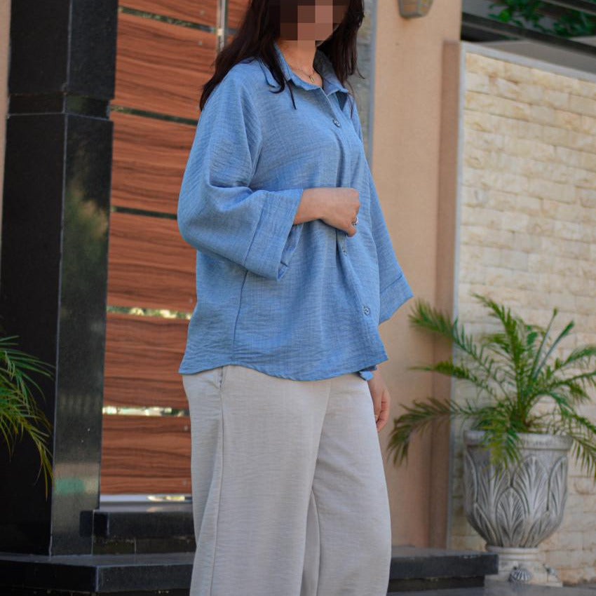 Tenue decontractee en chemise fluide et pantalon elegent