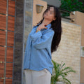 Tenue decontractee en chemise fluide et pantalon elegent