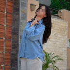 Tenue decontractee en chemise fluide et pantalon elegent