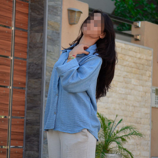Tenue decontractee en chemise fluide et pantalon elegent