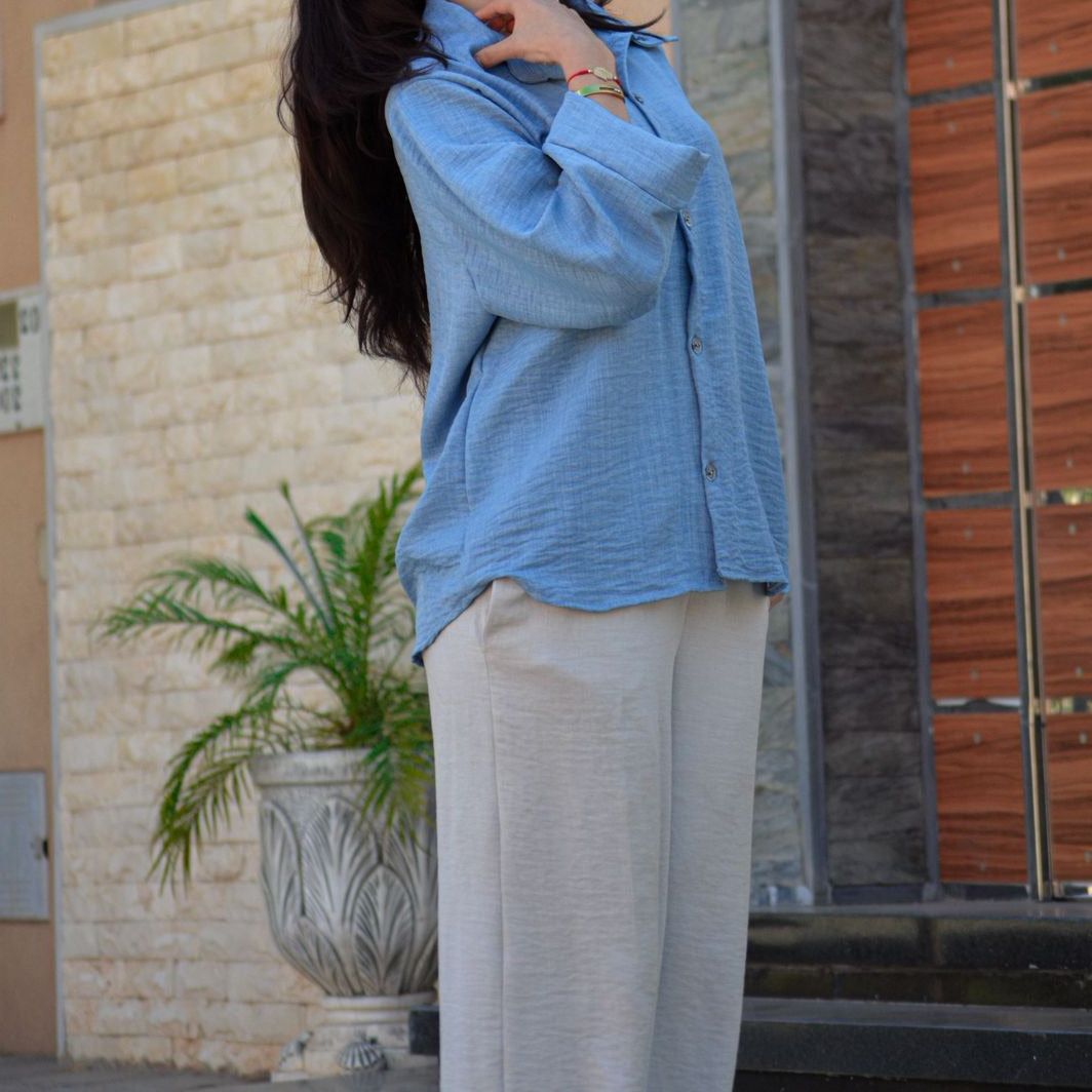 Tenue decontractee en chemise fluide et pantalon elegent